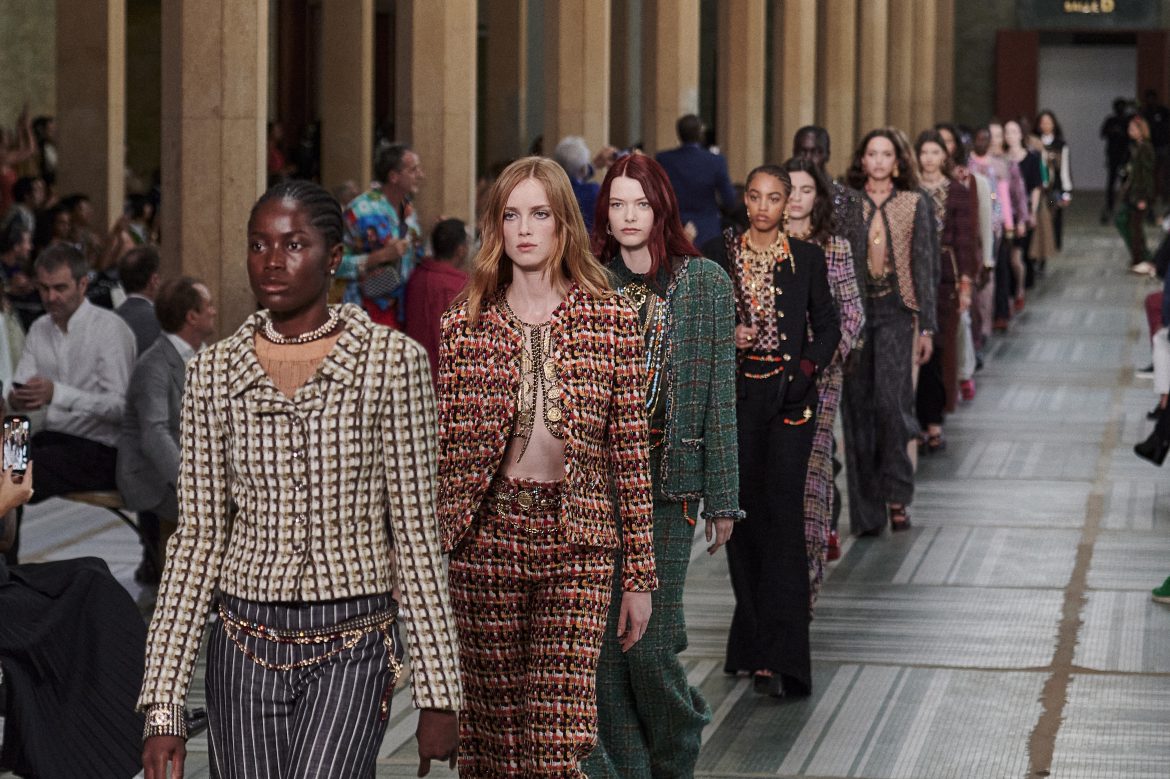 chanel_2022-23-metiers-dart-show-finale-picture_copyright-chanel-10-HD-1170x779