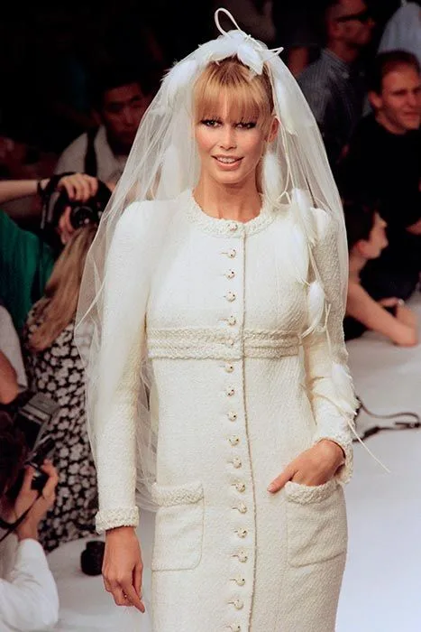 fc86e2ebdc25-8-claudia-schiffer-chanel-wedding-show-a.jpg