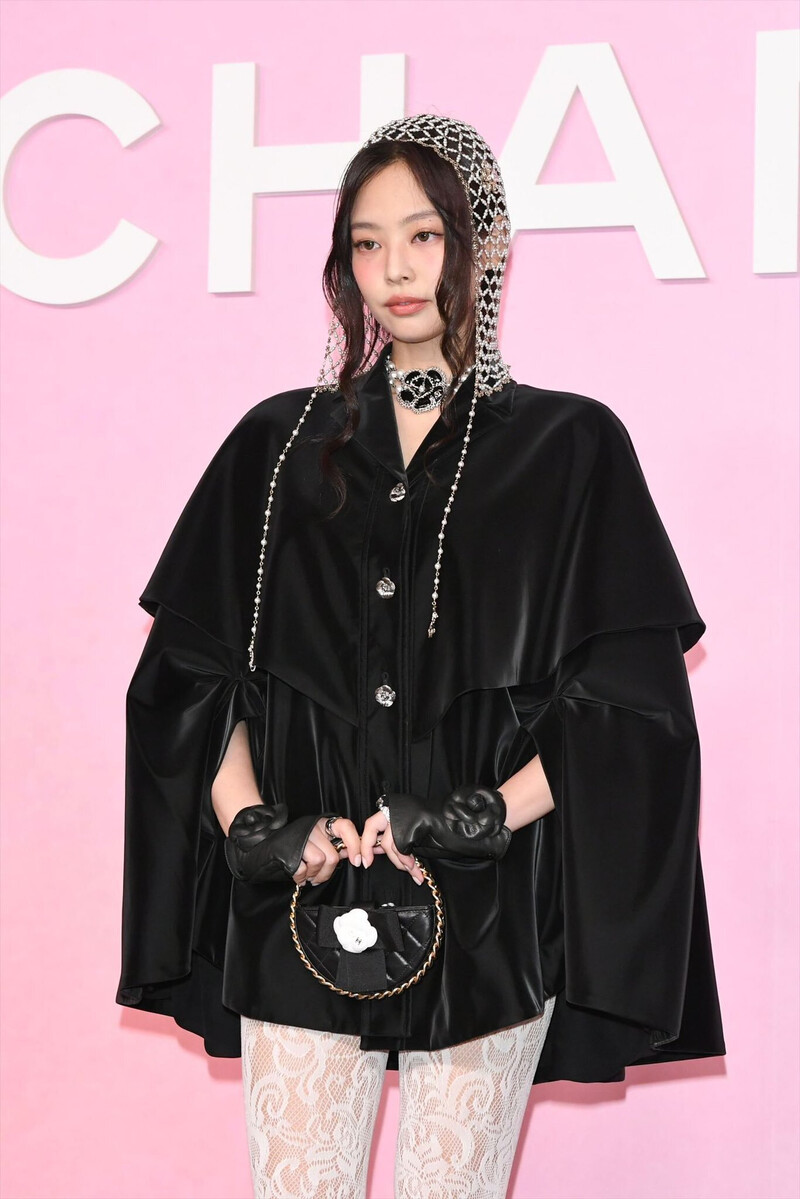 220601-BLACKPINK-Jennie-CHANEL-2022-23-Metiers-D-art-Collection-Show-in-Tokyo-documents-1
