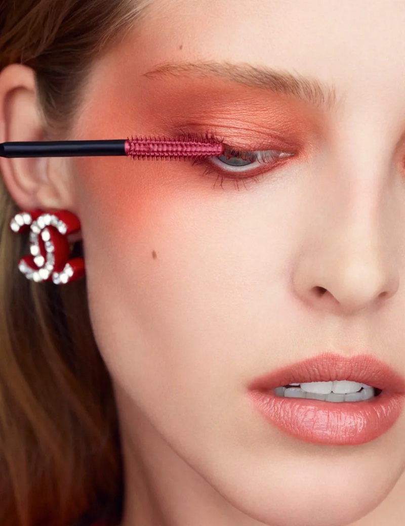 Red-Mascara-Chanel-Makeup-Spring-2023