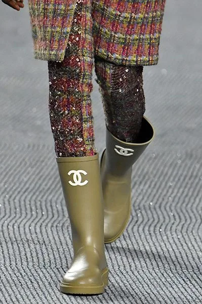 1882729318e1-chanel-green-wellington-boots-z.jpg