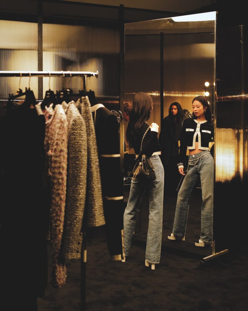 The-CHANEL-25-handbag-ad-campaign_JENNIE_Making-of_photo-CHANEL-6-819x1024